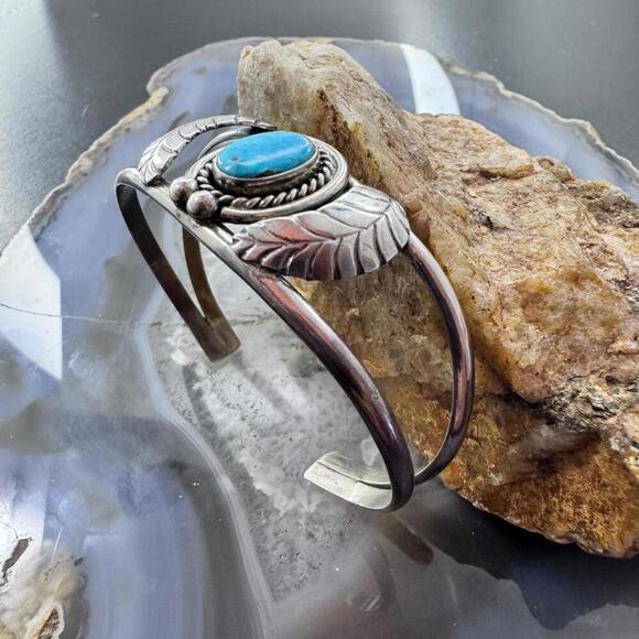 Vintage Native American Silver Oval Turquoise Decorated Split Shank Bracelet - Picture 5 of 10